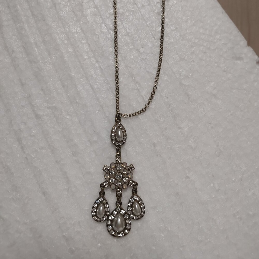 SILVER RHINESTONE/FAUX PEARL NECKLACE W/MATCHING EARRINGS